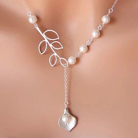 Pearly Lily Lariat Necklace – Elegant 18K Gold-Plated Floral Design with Faux Pearls